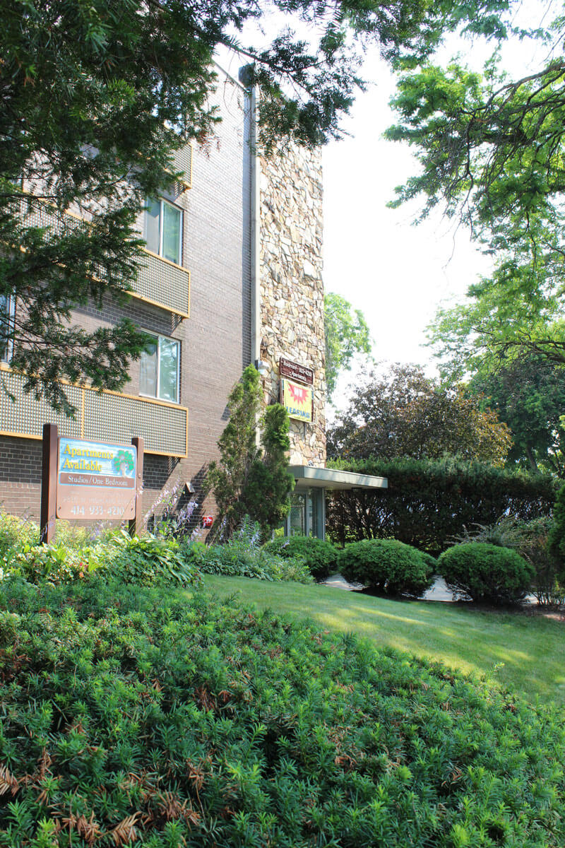 BoulevardBuilding2830Exterior boulevard apartments grass area