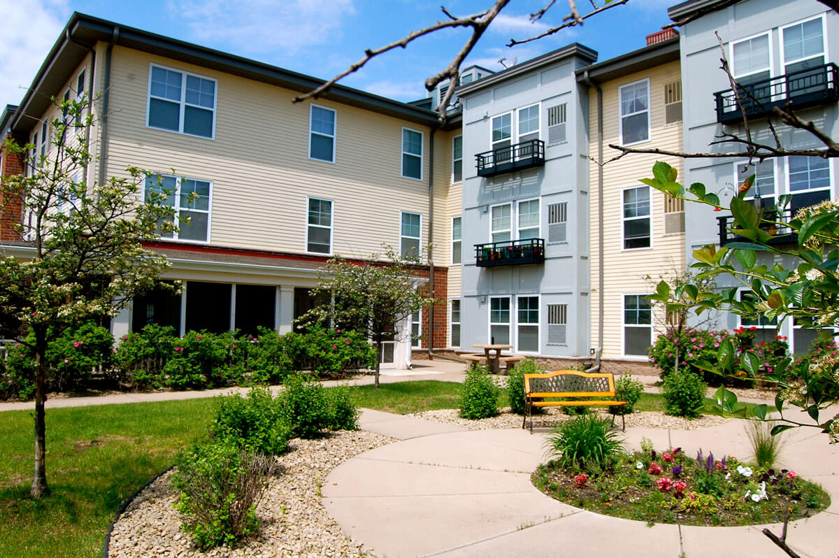 fh_apt_4 falcon heights town square garden area